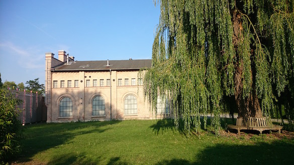 Weitwinkelansicht des BMA-Technikums mit blauem Himmel.