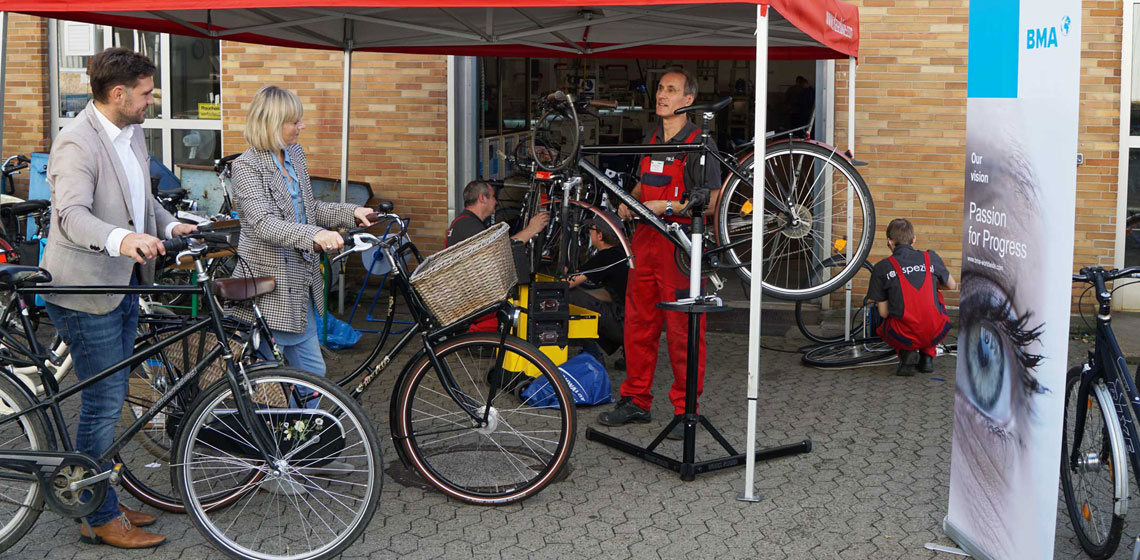 [Translate to Deutsch:] Fahrradreparatur bei der Fahrradaktion bei BMA