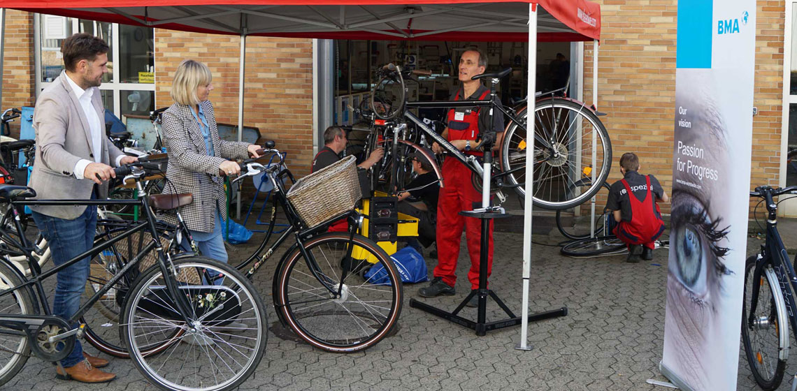 [Translate to Russisch:] Fahrradreparatur bei der Fahrradaktion bei BMA